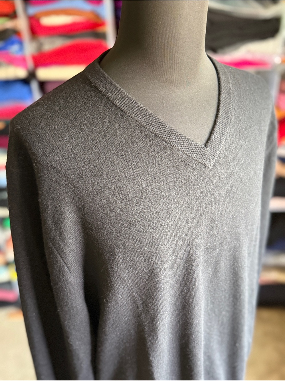 Bloomingdale’s Men's V-Neck Cashmere-Sweater - BLACK